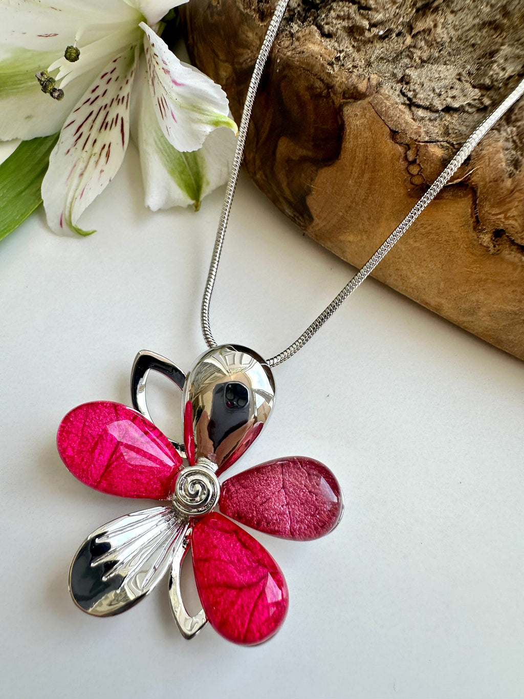 luscious scarves Miss Milly Pink and Silver Flower Pendant Necklace .
