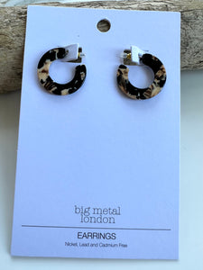 lusciousscarves Big Metal London Small Resin Hoop Earrings, Black and Pink.