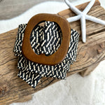 Load image into Gallery viewer, lusciousscarves Black and Cream Stretchy Raffia/Straw Woven Summer Belt with a Wooden Buckle.
