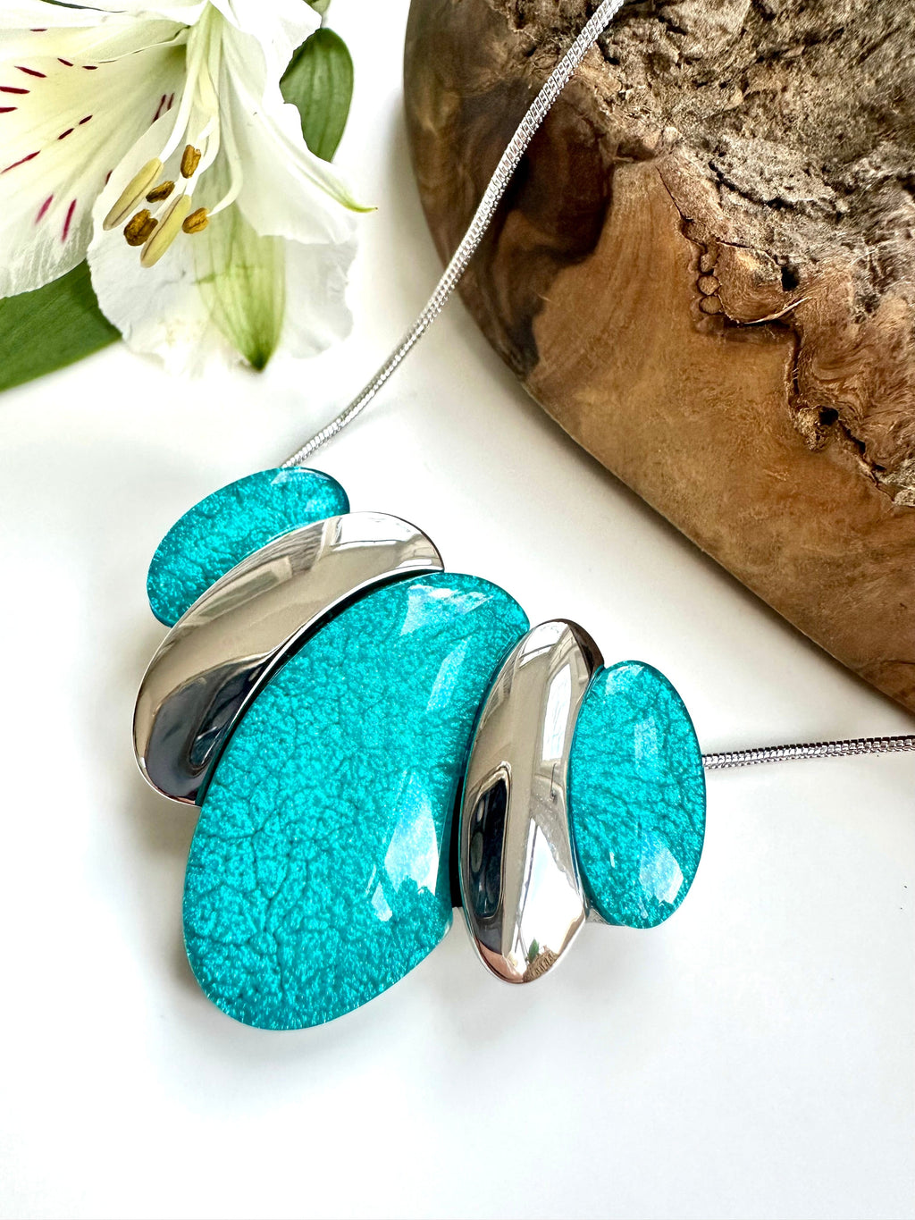 lusciousscarves Miss Milly Turquoise and Silver Oval Discs Overlap Necklace . FN625