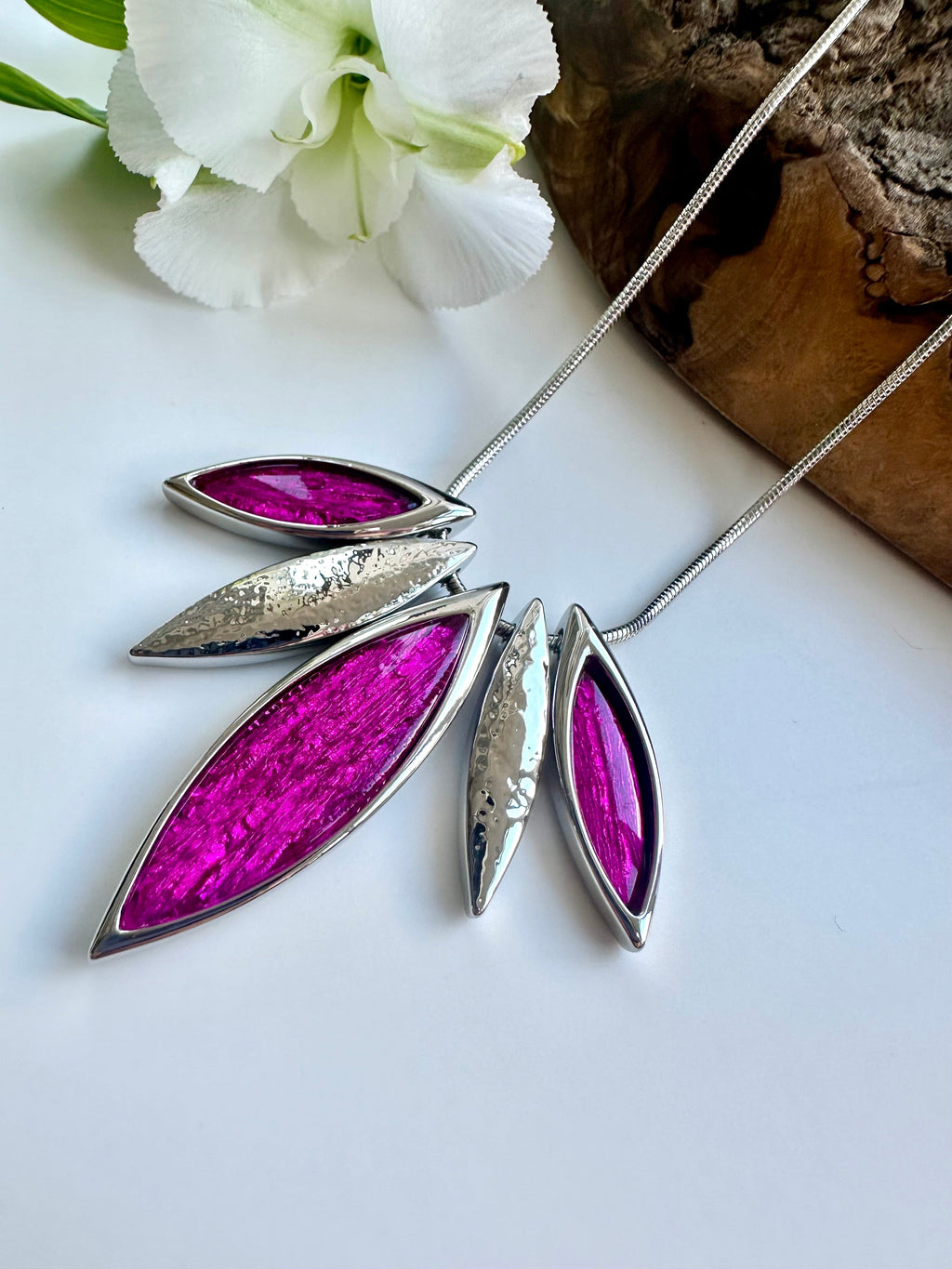 lusciousscarves Miss Milly Vibrant Pink and Silver Resin Leaf Necklace . FN551