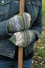 Load image into Gallery viewer, lusciousscarves Pachamama Finisterre Glove Mitts, Handknitted , Olive Green
