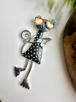 Load image into Gallery viewer, lusciousscarves Quirky Cat Magnetic Brooch , Black and White
