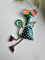 Load image into Gallery viewer, lusciousscarves Quirky Cat Magnetic Brooch , Green and Orange.
